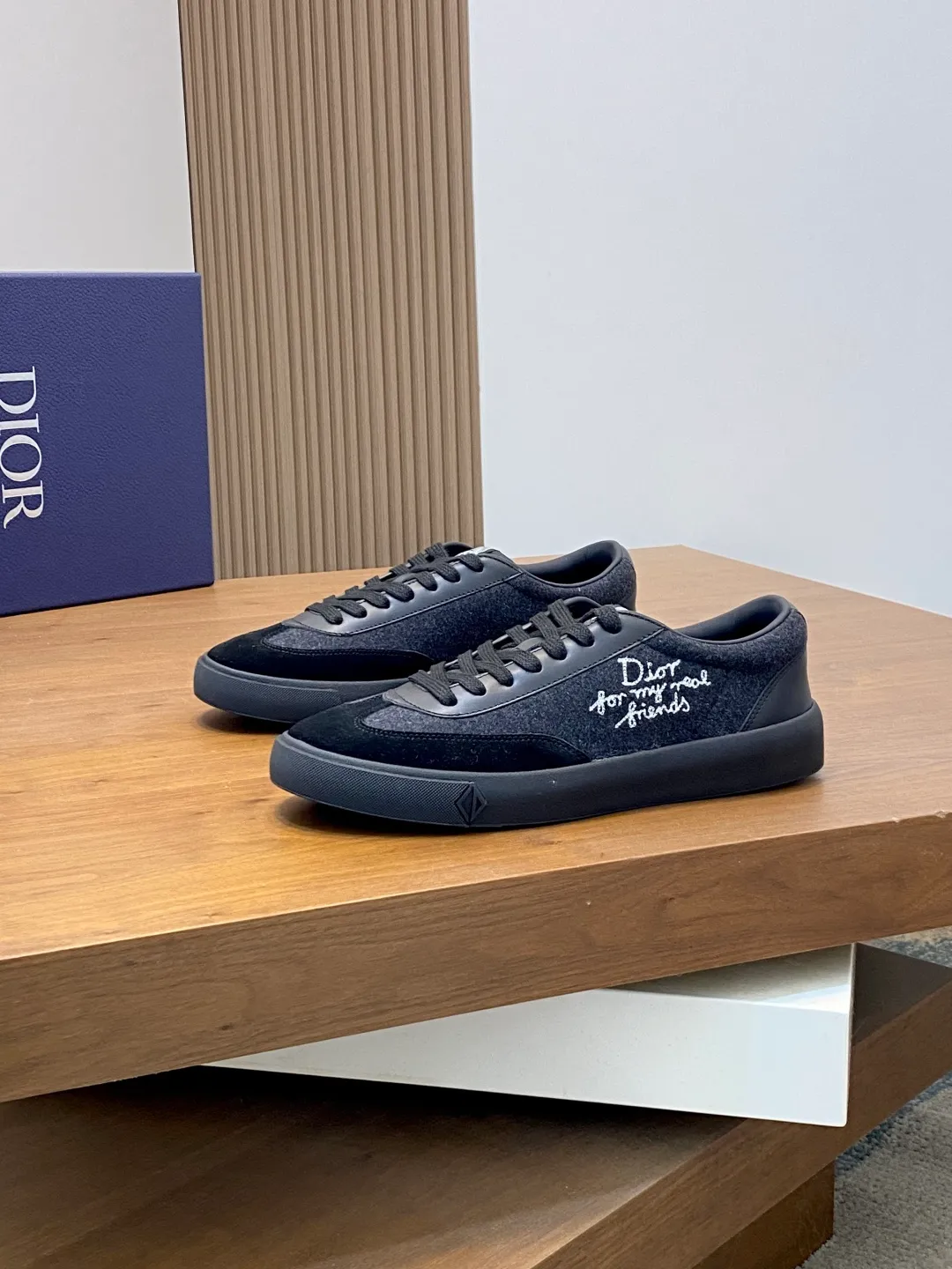 💰400 Dior Crafted from navy and white jacquard with Oblique print and suede panels, it features a distinctive padded tongue embossed with the Dior signature, wide navy mohair laces and brass eyelets with a matte tonal finish. White rubber sole with Dior Oblique pattern, enhanced by a contrasting Dior 30 Avenue Montaigne signature on the rear. It can add fashionable temperament to casual looks. Exquisite packaging at the delivery counter 🛍📦 ▪️ Fabric: Original customized Oblique presbyopia + cowhide ▪️ Lining: Original customized sheepskin + breathable mesh ▪️ Sole: Original molded anti-slip rubber material ▪️ Bottom thickness: 4CM ▪️ Size: Men's 38-45 (38, 45, 46 customized)